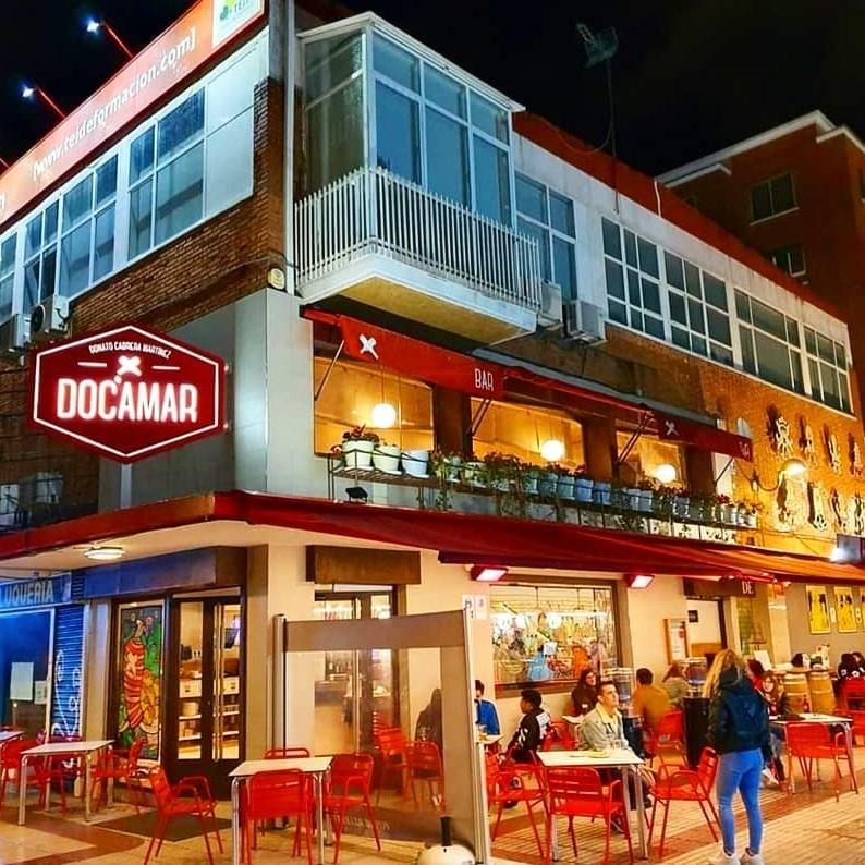 Fachada y terraza de Docamar en la plaza de Quintana