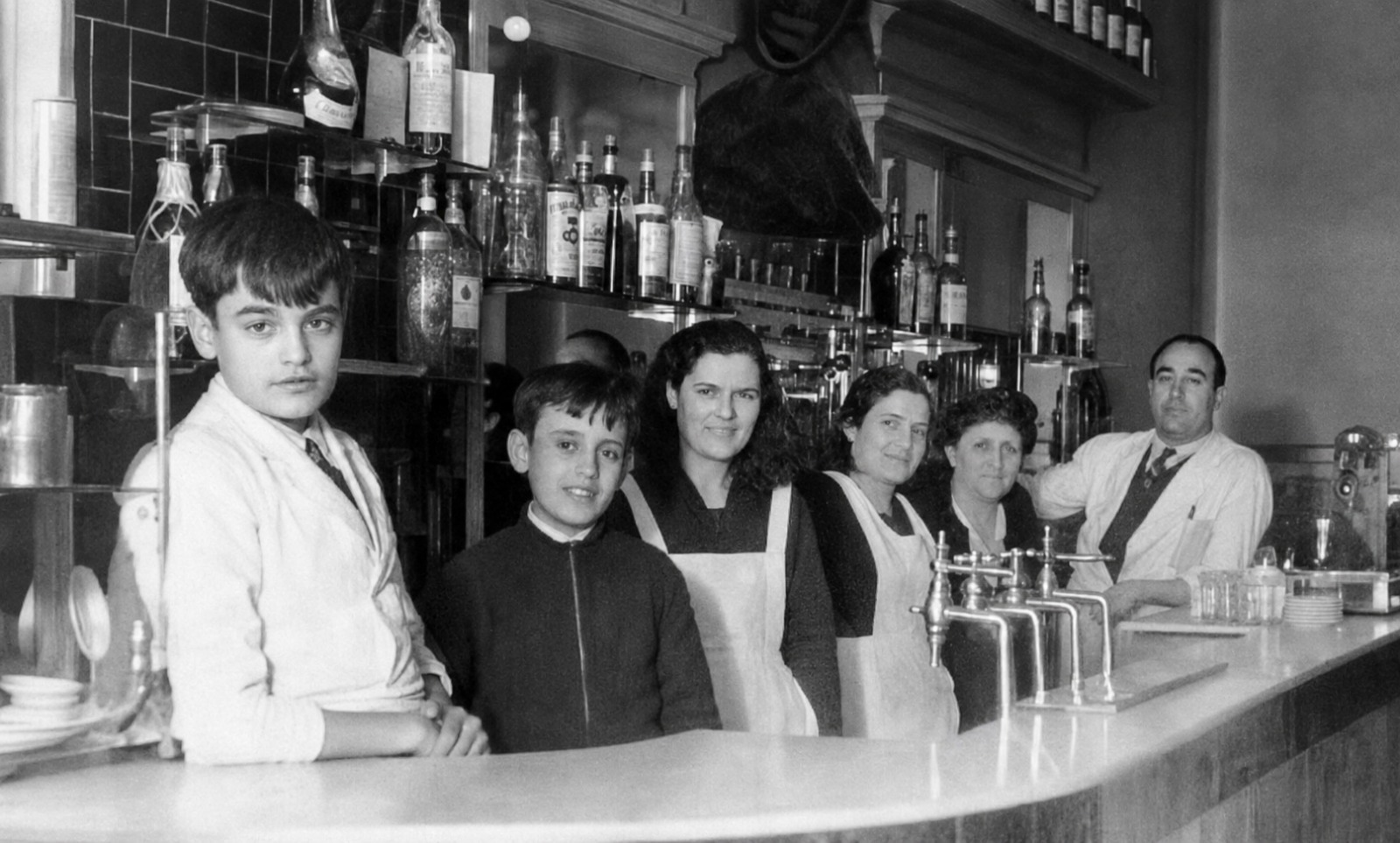 Donato Cabrera Martínez junto a su mujer, sus hijos y el resto del equipo tras la barra del Bar Donato